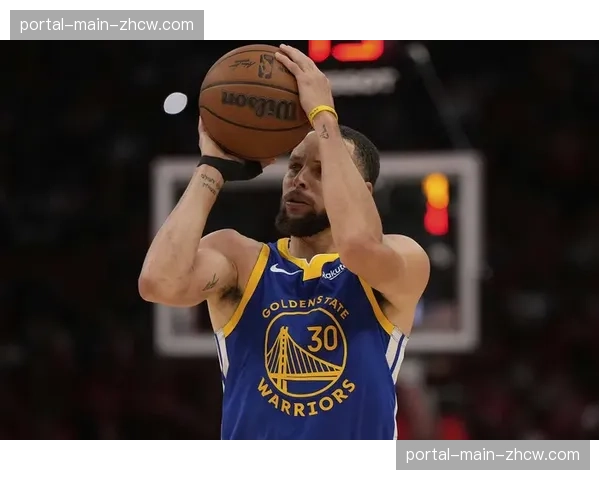 “特写：主队更衣室中场休息，战术板已全面电子化，教练可实时绘图部署”